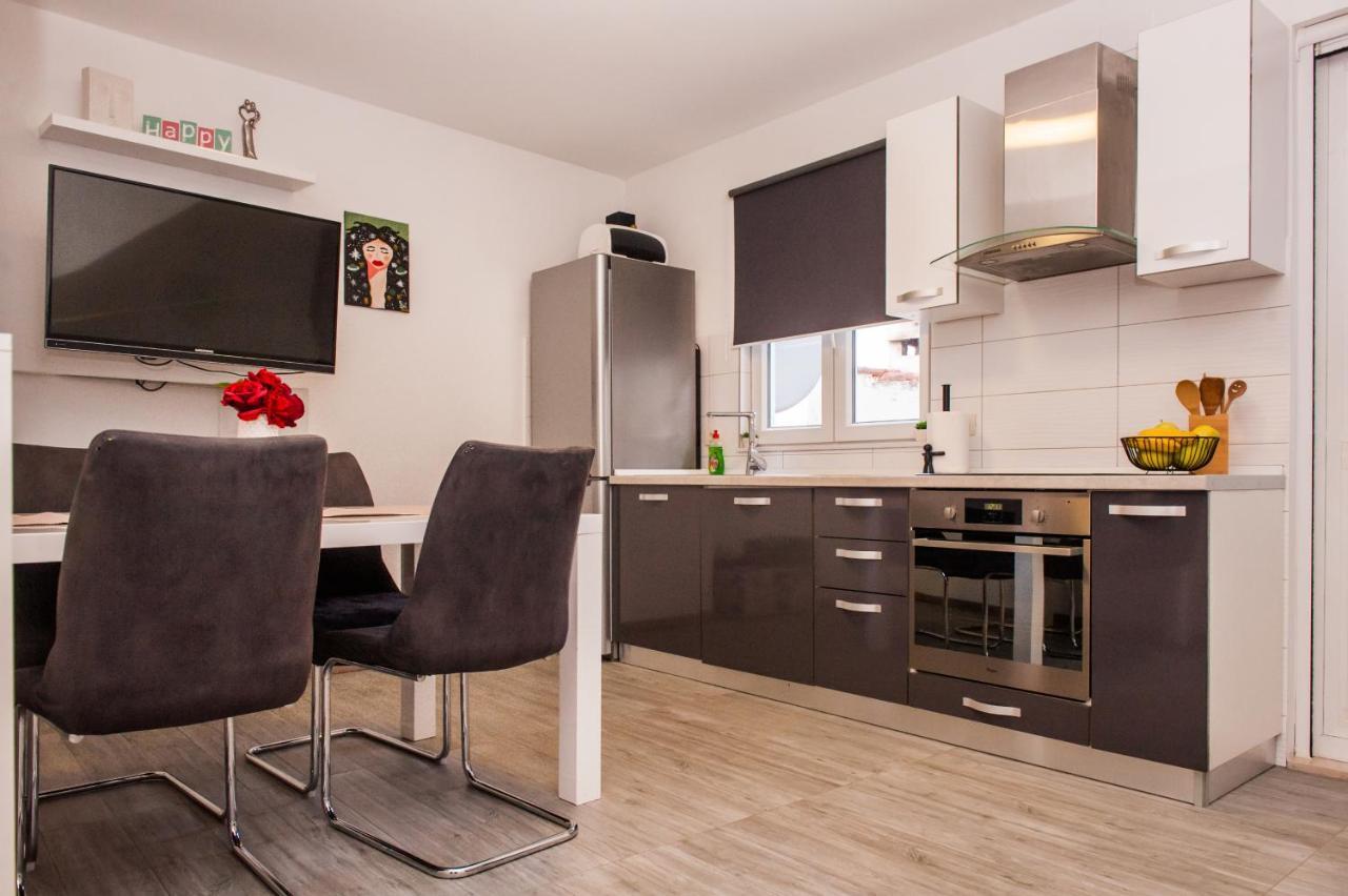 Miki - City Center Apartment With Large Balcony Split Eksteriør billede