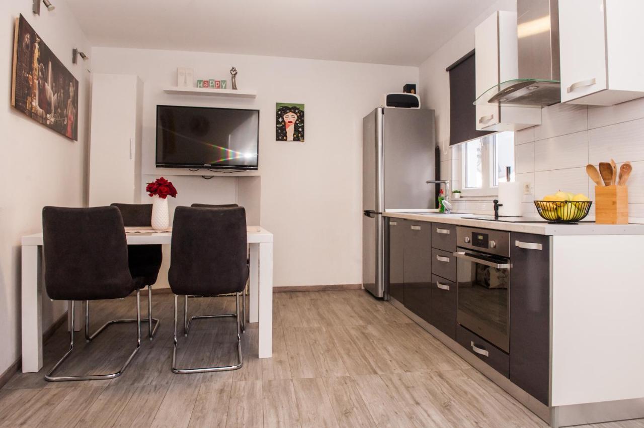 Miki - City Center Apartment With Large Balcony Split Eksteriør billede