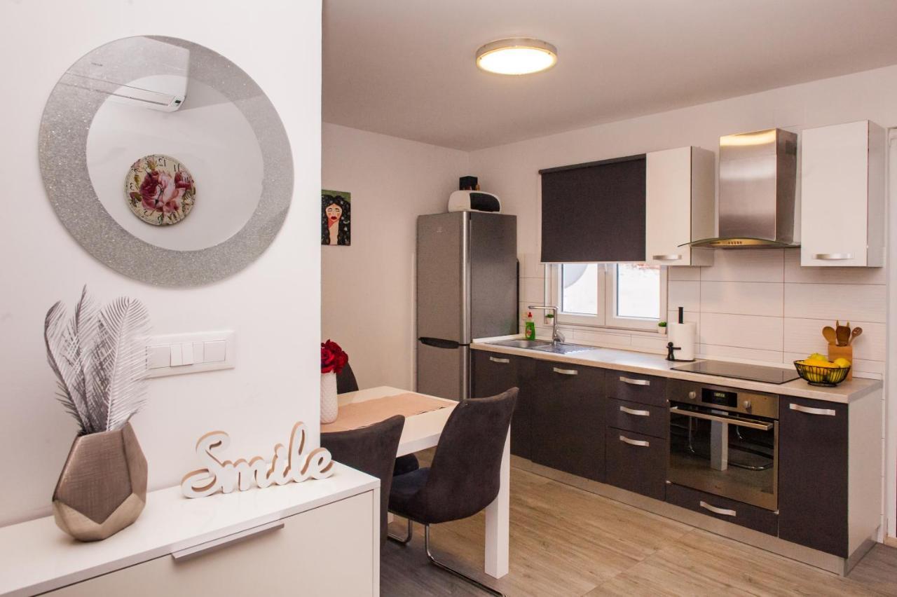 Miki - City Center Apartment With Large Balcony Split Eksteriør billede